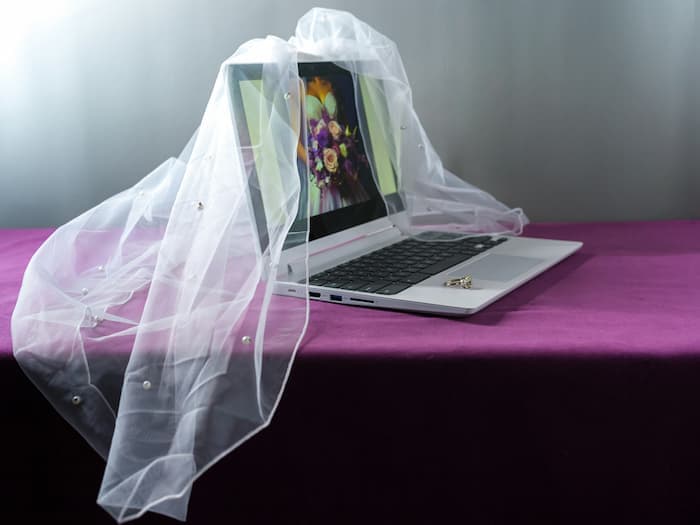 The Best Wedding Tech Trends of 2025: From QR Codes to AI Slideshows
